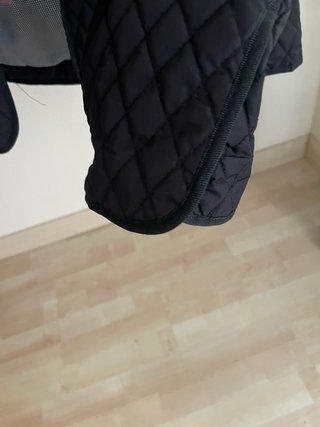 Chaqueta negra acolchada mujer