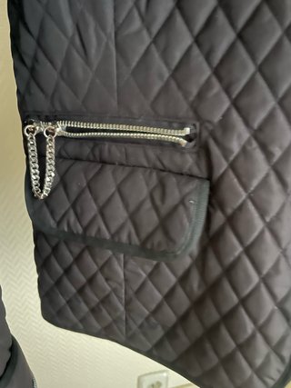 Chaqueta negra acolchada mujer