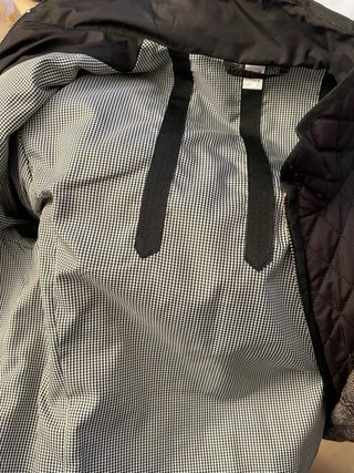 Chaqueta negra acolchada mujer