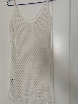 Vestido de playa blanco ajustado y muy corto