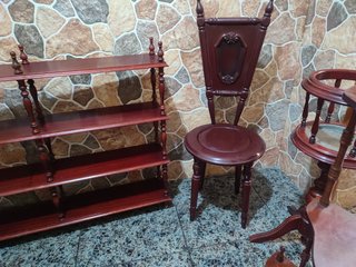 Estanterías, macetero, silla recibidor