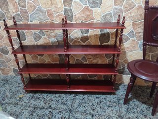 Estanterías, macetero, silla recibidor