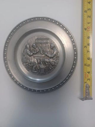 Antiguo plato alemán de estaño decorado