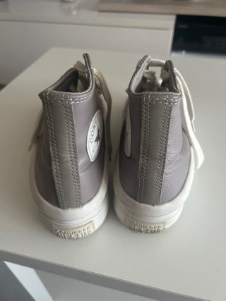 Converse grises y blancas