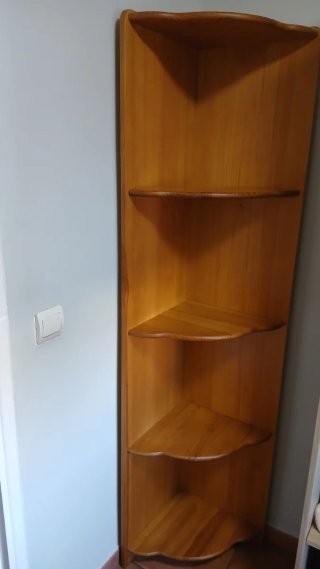 Estantería esquinera de madera.