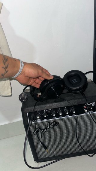 Guitarra Stratocaster Negra + Amplificador