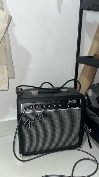 Guitarra Stratocaster Negra + Amplificador