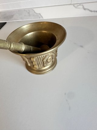 Mortero y mano de bronce clásico