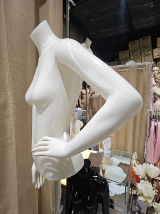 Busto maniquí mujer blanco brazo cintura