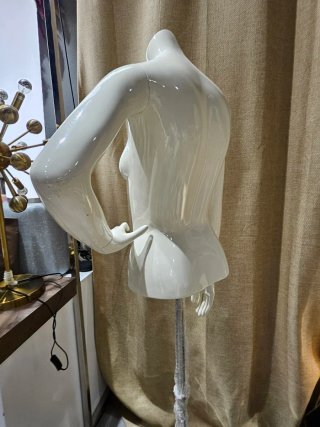 Busto maniquí mujer blanco brazo cintura