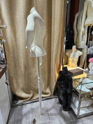 Busto maniquí mujer blanco brazo cintura