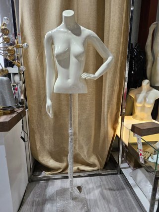 Busto maniquí mujer blanco brazo cintura
