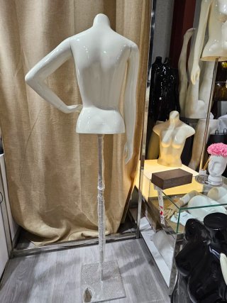 Busto maniquí mujer blanco brazo cintura