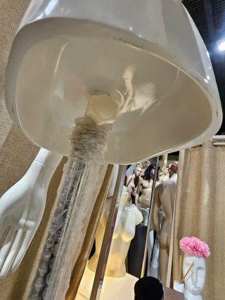 Busto maniquí mujer blanco brazo cintura