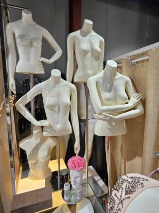 Busto maniquí mujer blanco brazo cintura