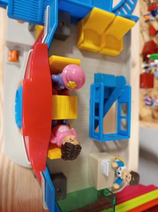 Estación de tren infantil con luces