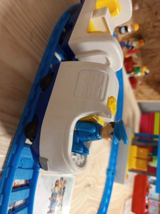 Estación de tren infantil con luces