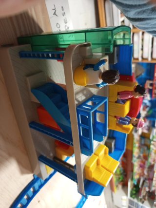 Estación de tren infantil con luces