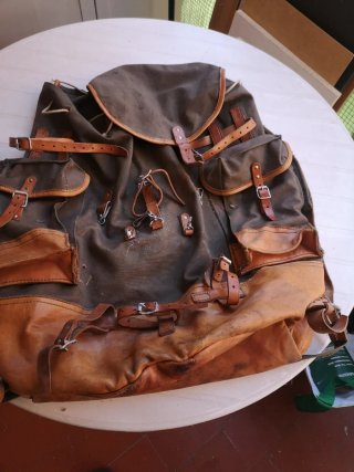 Mochila militar de lona y cuero