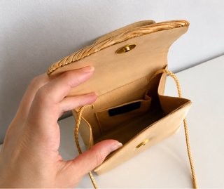 Bolso de mano dorado con cadena