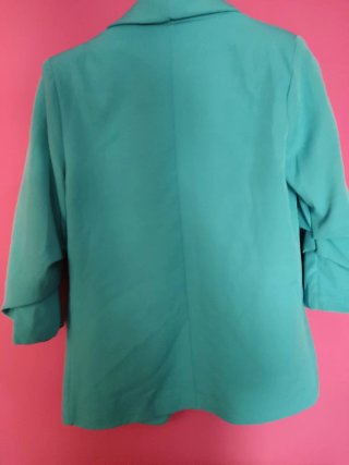 Chaqueta azul cielo con mangas abullonadas