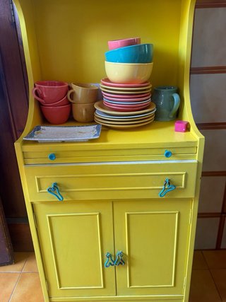 Mueble amarillo madera maciza con diseño llamativo