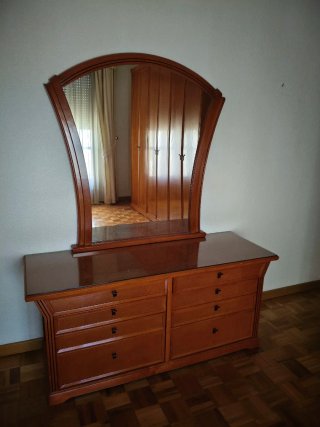 Cama, mesitas y cómoda de madera