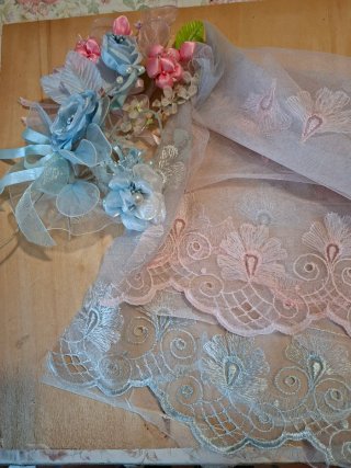 Tulle e fiori decorativi per sposa