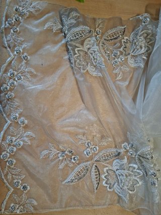 Tulle e fiori decorativi per sposa