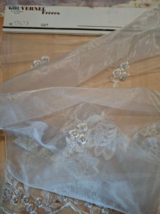 Tulle e fiori decorativi per sposa