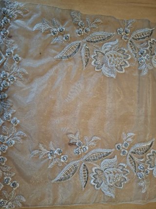 Tulle e fiori decorativi per sposa