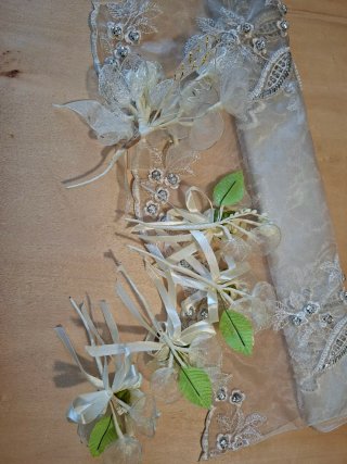 Tulle e fiori decorativi per sposa