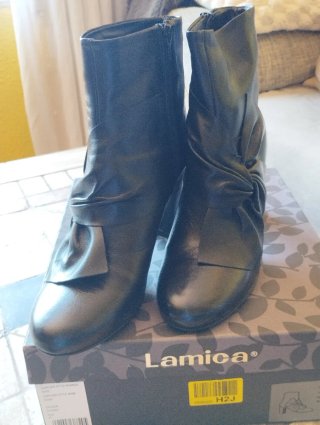 Botines piel Lamica negros lazo