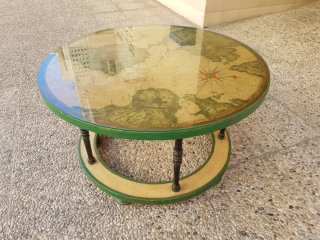 Mesa baja antigua con mapa del mundo
