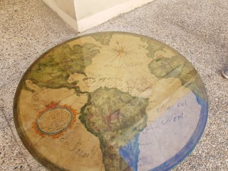 Mesa baja antigua con mapa del mundo