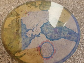 Mesa baja antigua con mapa del mundo