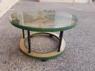 Mesa baja antigua con mapa del mundo