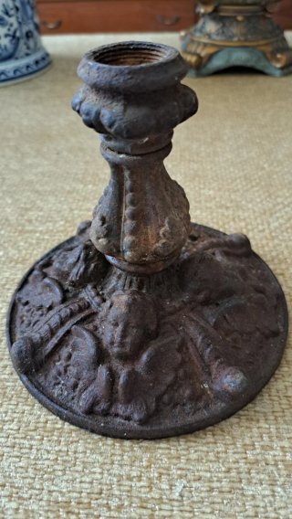 ANTIGUO CANDELABRO DE HIERRO FUNDIDO