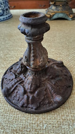 ANTIGUO CANDELABRO DE HIERRO FUNDIDO