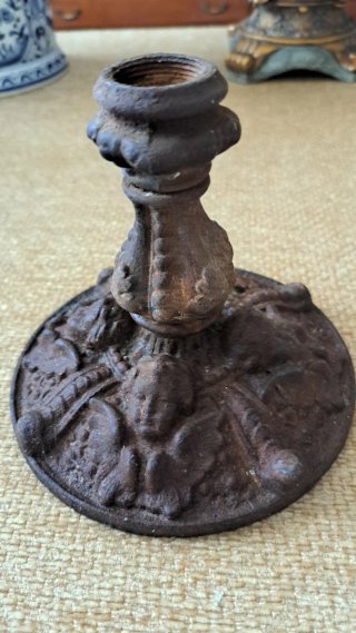 ANTIGUO CANDELABRO DE HIERRO FUNDIDO