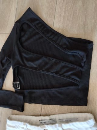 Conjunto top negro y shorts blancos