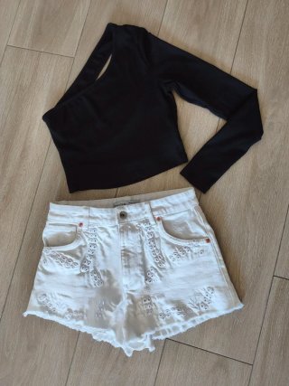 Conjunto top negro y shorts blancos