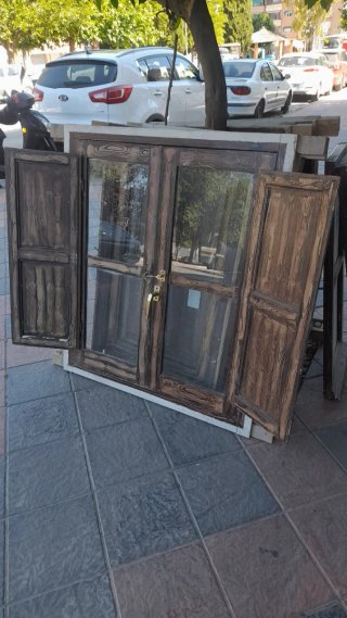 Ventana de madera antigua...