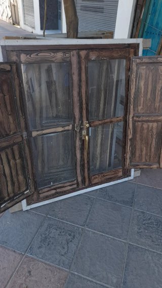 Ventana de madera antigua...