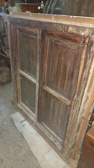 Ventana de madera antigua...