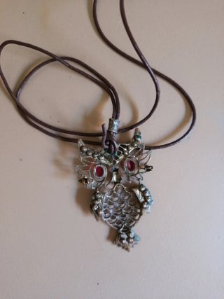 Colgante búho con piedras rojas y plateadas