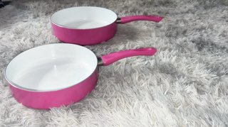 Padelle rosa con coperchi in vetro
