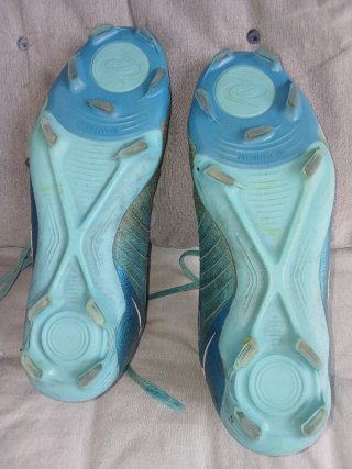 Botas de fútbol Nike azules y turquesa