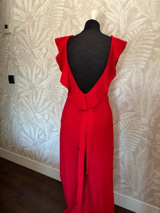 Mono rojo mujer con cinturón dorado