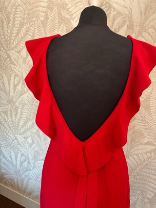 Mono rojo mujer con cinturón dorado